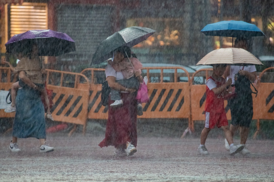 广东北江将现五十年一遇洪水！暴雨持续，小心列车效应……