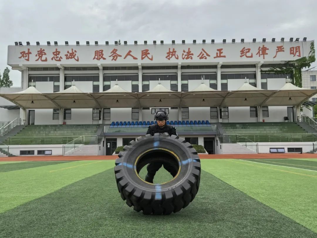 “我在这，就不能让你跳下去” 上海特警深夜救助轻生女子