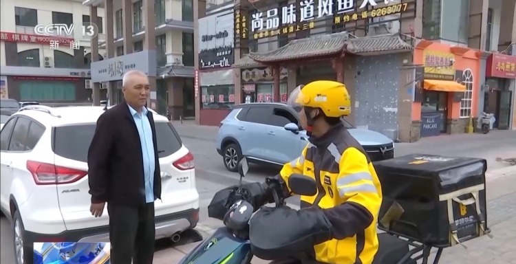 1分钟抬车救人的热心市民，你们好样的！平凡善举还有这些