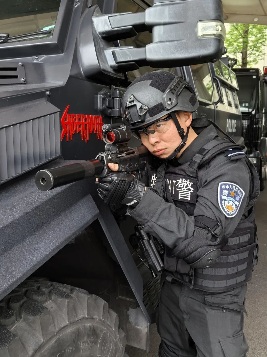 “我在这，就不能让你跳下去” 上海特警深夜救助轻生女子