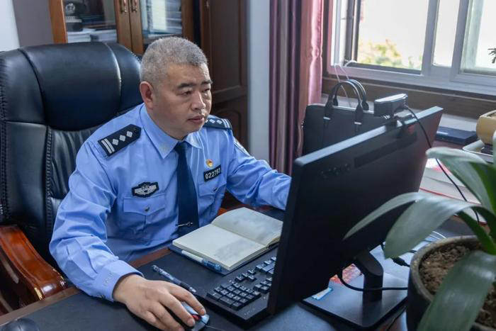 “工作狂的老公陪我过生日了！”这位警嫂的朋友圈“火”了
