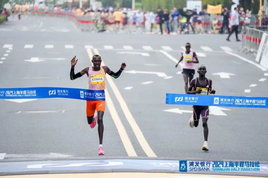 上海半马现场，有跑者突然倒地！一位医生目睹抢救全过程：志愿者专业，果然是天花板