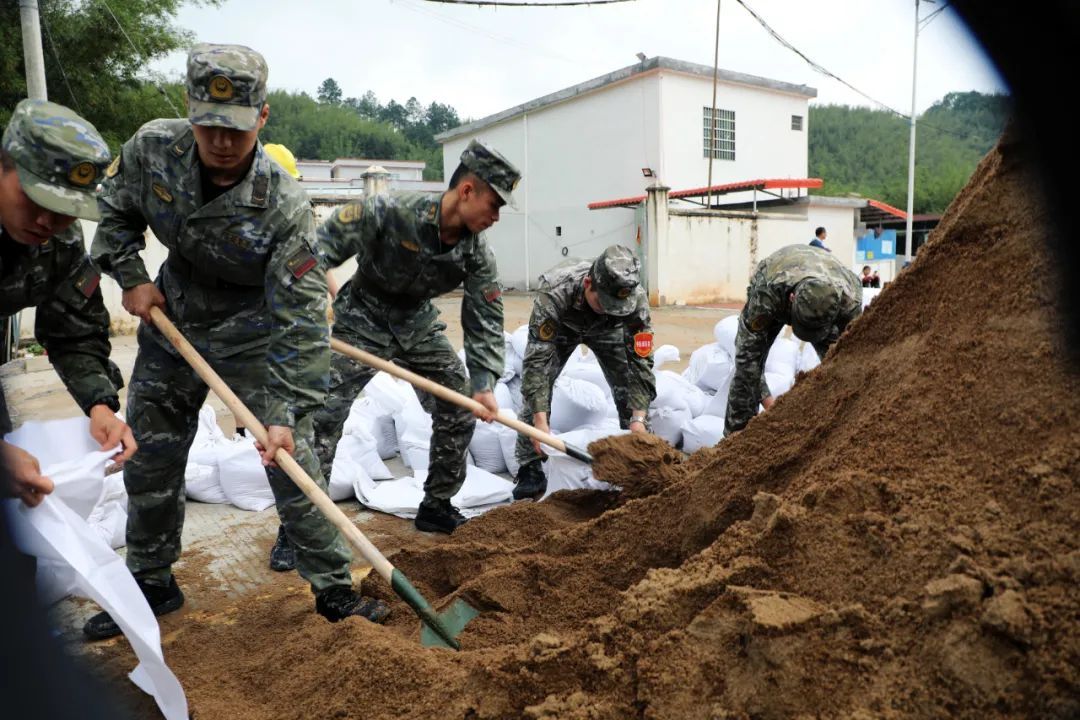 洪峰过境英德，江河水位缓慢下降