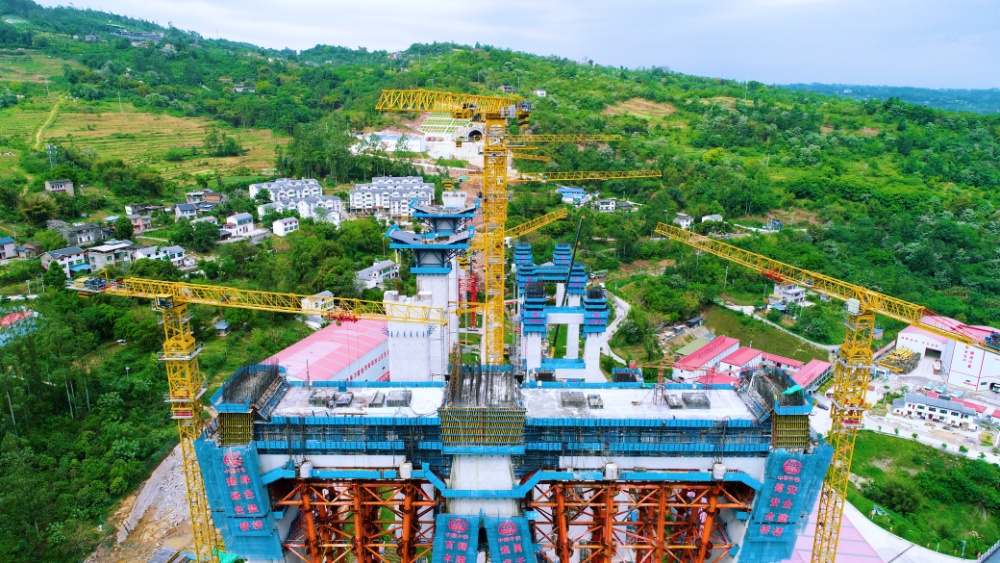 重庆:渝万高铁石沱长江大桥施工忙 重庆:渝万高铁石沱长江大桥施工忙