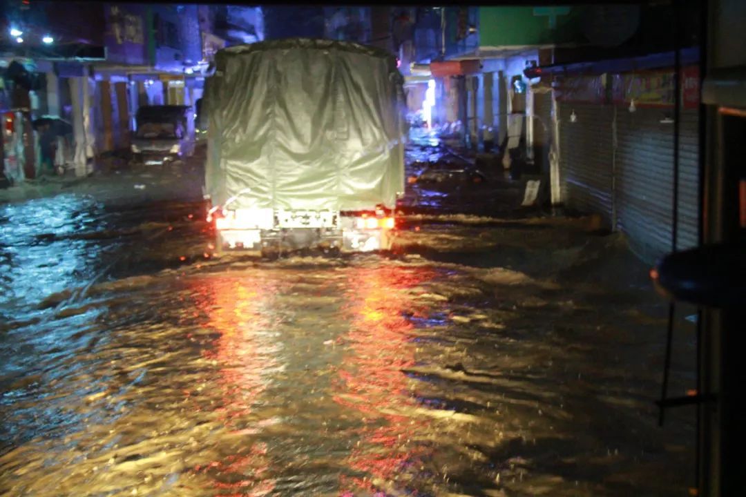 洪峰过境英德，江河水位缓慢下降