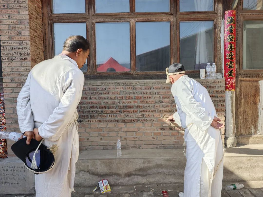 看哭了!去世后,有人发现他把"朋友圈"写在了墙上 看哭了!去世后,有人发现他把"朋友圈"写在了墙上