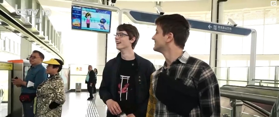 热门景区“挤”满外国游客 小众乡村、高科技景点成“打卡”新选项 热门景区“挤”满外国游客 小众乡村、高科技景点成“打卡”新选项