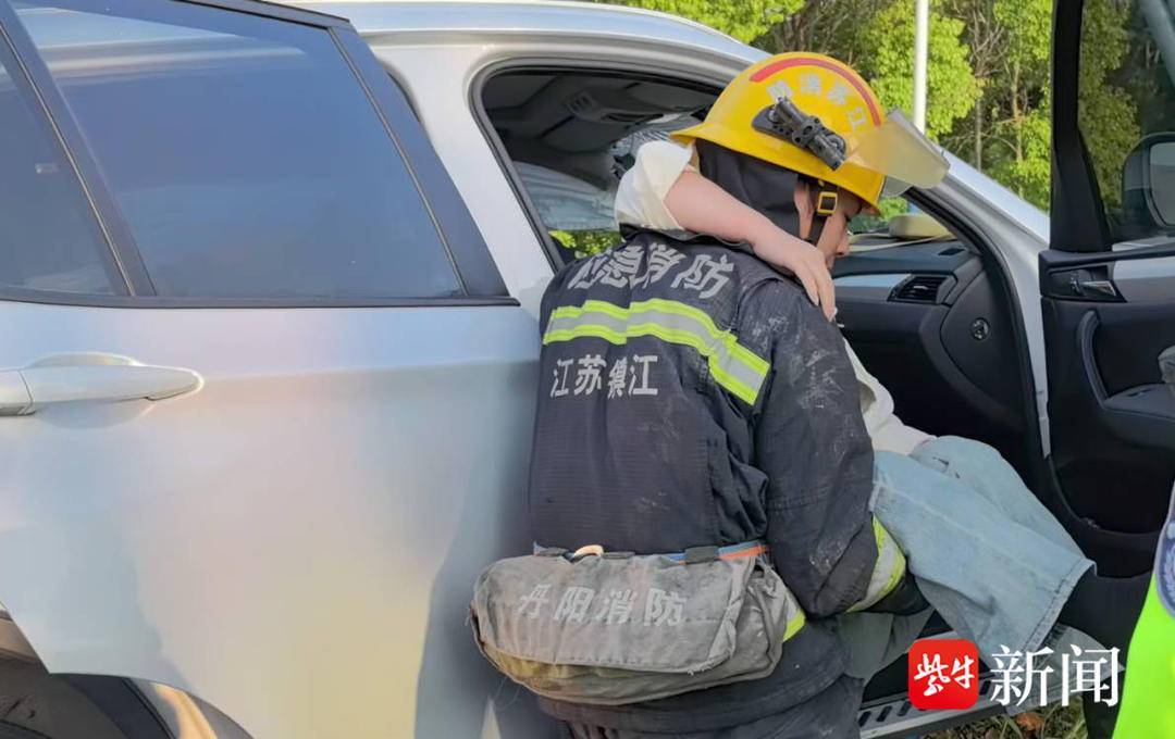 两车相撞，消防员“公主抱”解救被困女司机