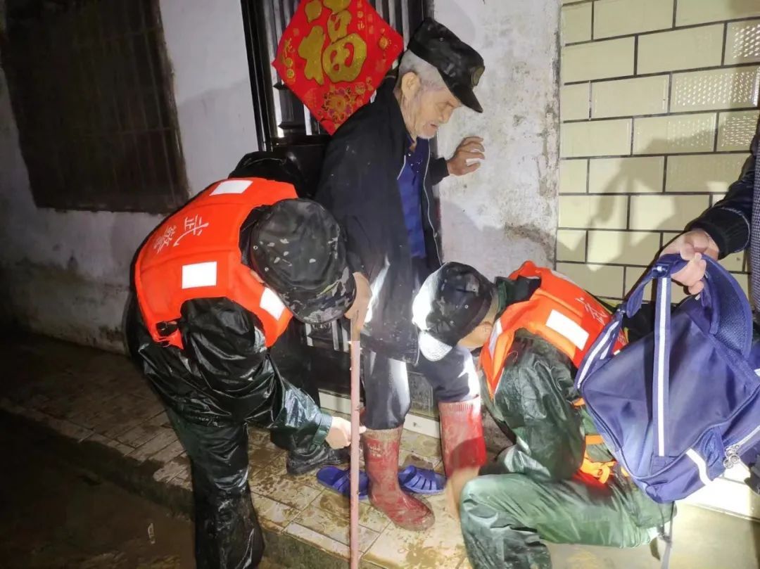 洪峰过境英德，江河水位缓慢下降