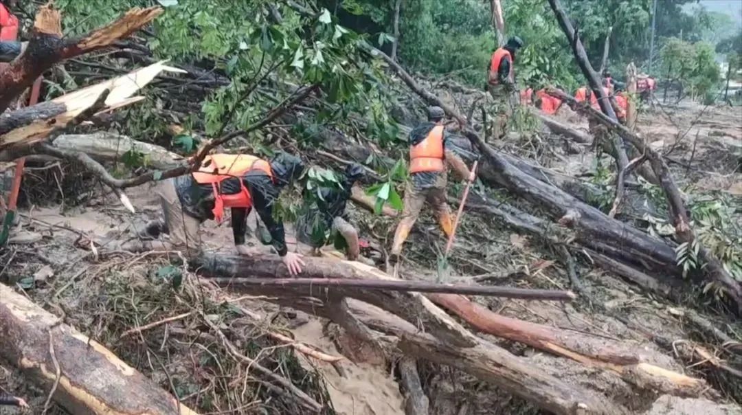 洪峰过境英德，江河水位缓慢下降