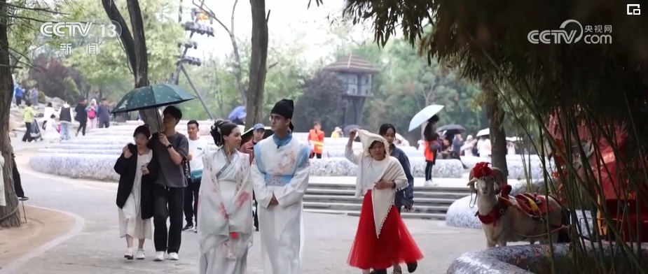 热门景区“挤”满外国游客 小众乡村、高科技景点成“打卡”新选项 热门景区“挤”满外国游客 小众乡村、高科技景点成“打卡”新选项