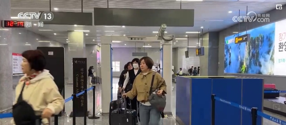 热门景区“挤”满外国游客 小众乡村、高科技景点成“打卡”新选项 热门景区“挤”满外国游客 小众乡村、高科技景点成“打卡”新选项