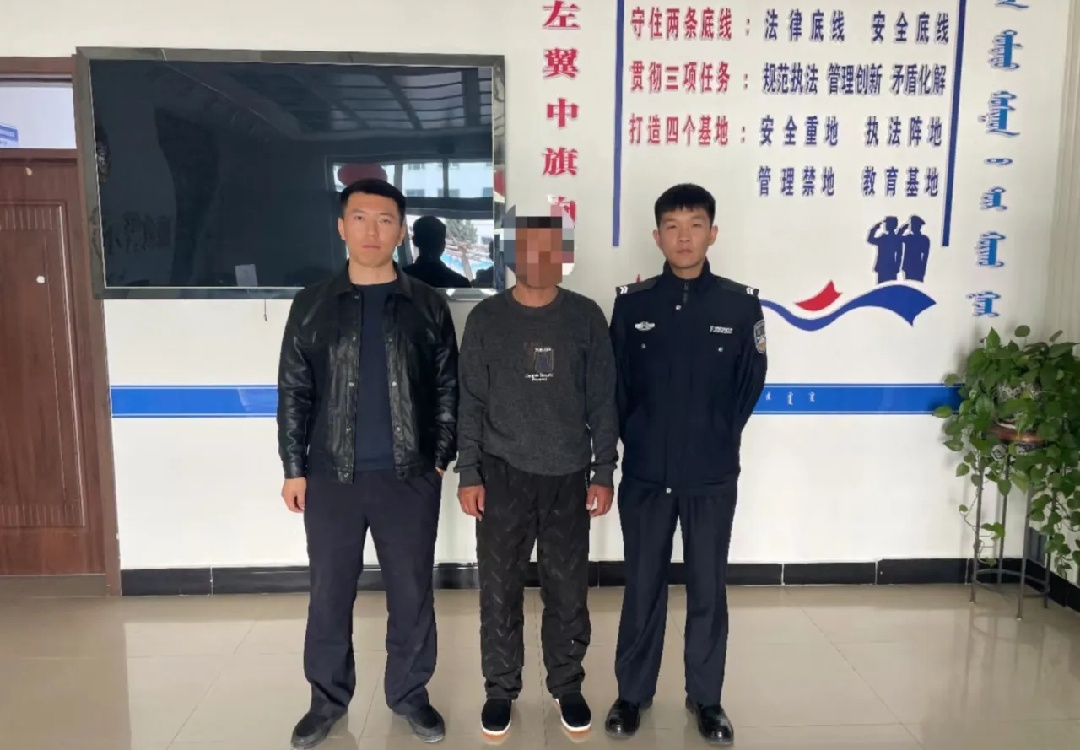 面对闪着寒光的尖刀，他一个纵身飞扑上去……