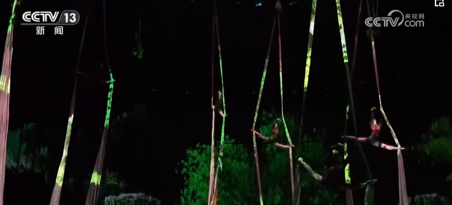 热门景区“挤”满外国游客 小众乡村、高科技景点成“打卡”新选项 热门景区“挤”满外国游客 小众乡村、高科技景点成“打卡”新选项