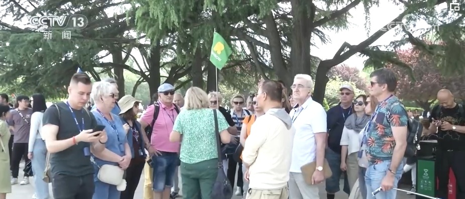 热门景区“挤”满外国游客 小众乡村、高科技景点成“打卡”新选项 热门景区“挤”满外国游客 小众乡村、高科技景点成“打卡”新选项