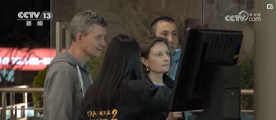 热门景区“挤”满外国游客 小众乡村、高科技景点成“打卡”新选项 热门景区“挤”满外国游客 小众乡村、高科技景点成“打卡”新选项