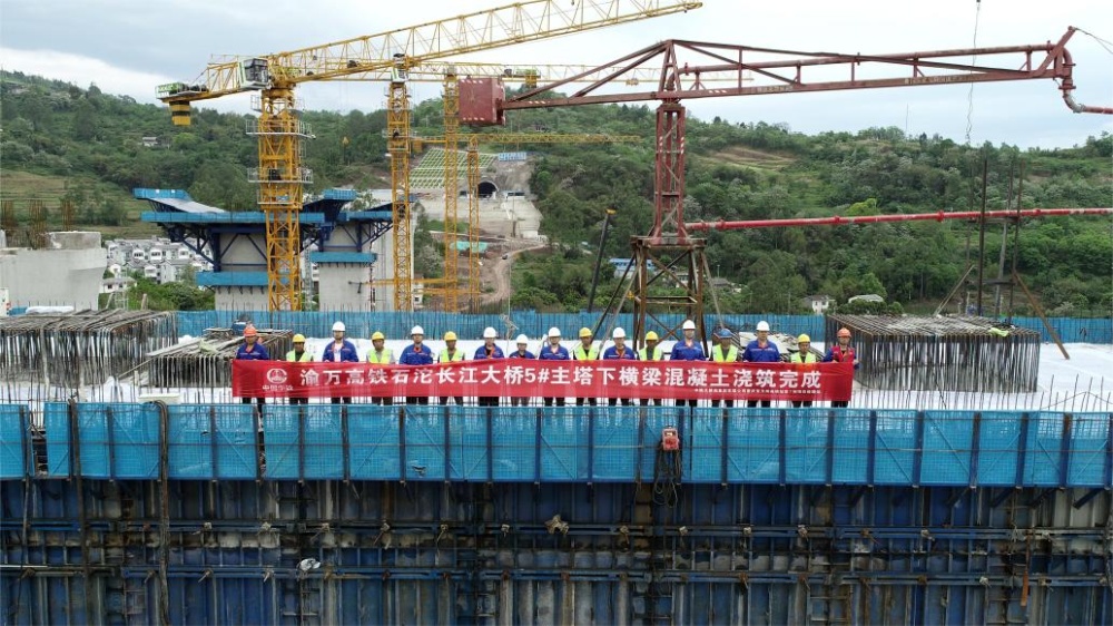 重庆:渝万高铁石沱长江大桥施工忙 重庆:渝万高铁石沱长江大桥施工忙
