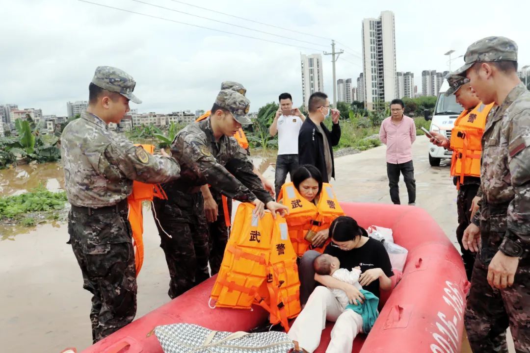 洪峰过境英德，江河水位缓慢下降