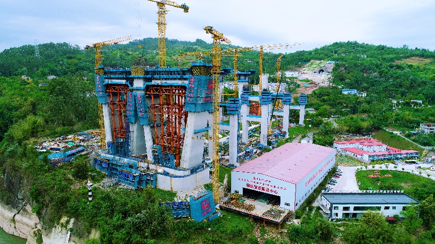 重庆:渝万高铁石沱长江大桥施工忙 重庆:渝万高铁石沱长江大桥施工忙