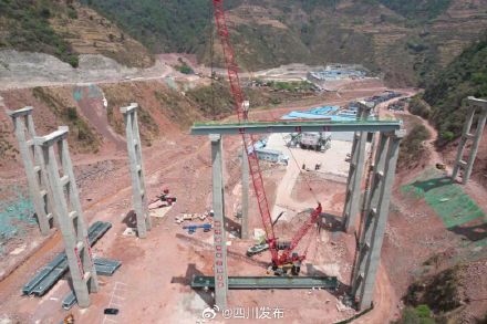 建设再提速!西昭高速SG7标段首片钢箱梁架设成功 建设再提速!西昭高速SG7标段首片钢箱梁架设成功
