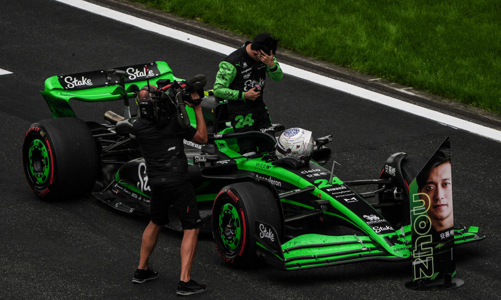 周冠宇：戴上头盔，感觉每个人都在喊你的名字