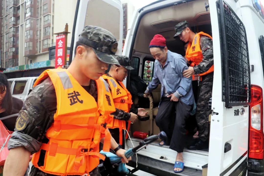 洪峰过境英德，江河水位缓慢下降