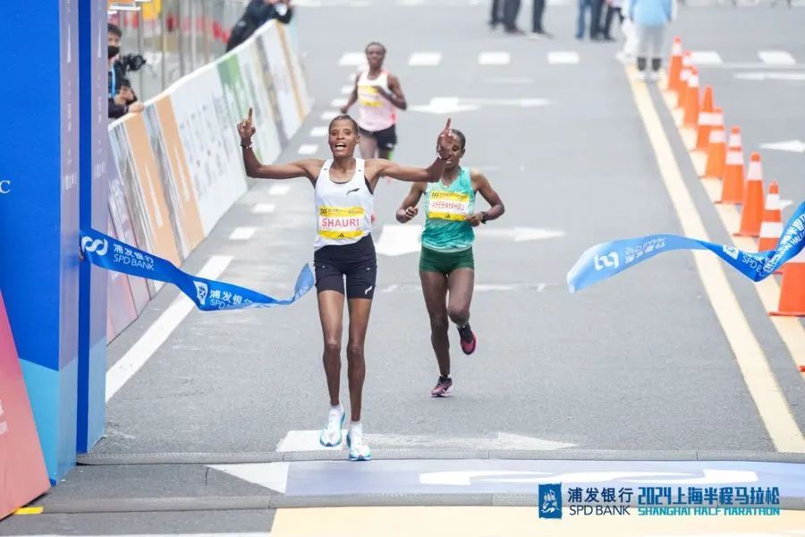 上海半马现场，有跑者突然倒地！一位医生目睹抢救全过程：志愿者专业，果然是天花板