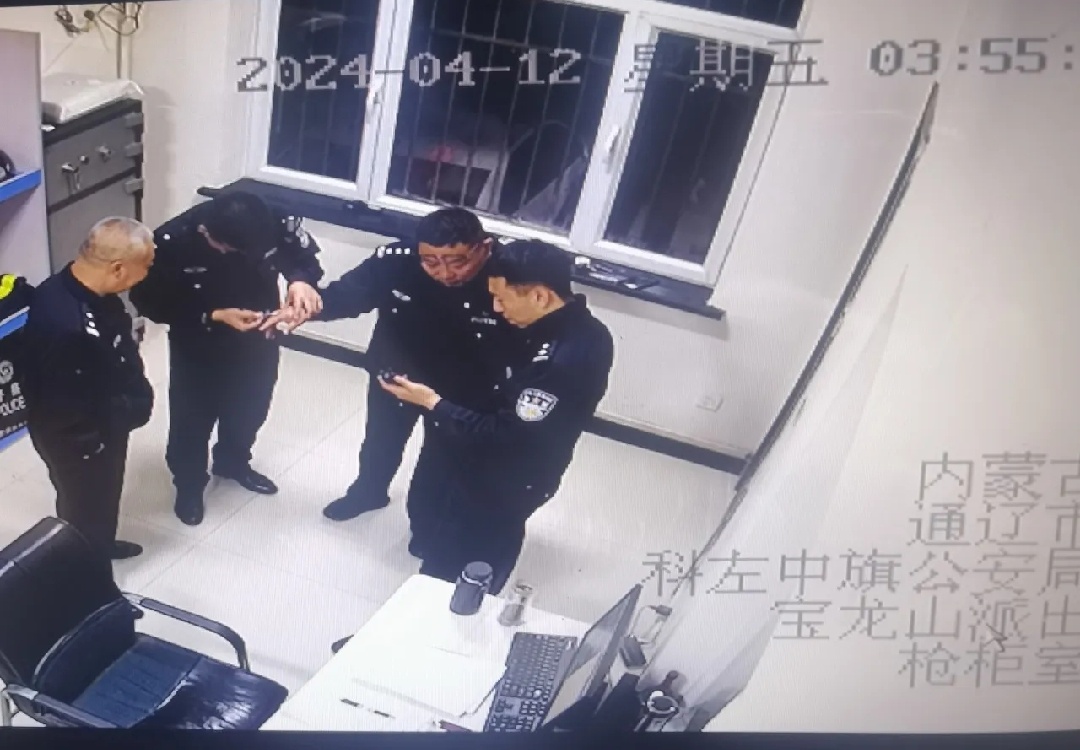 面对闪着寒光的尖刀，他一个纵身飞扑上去……