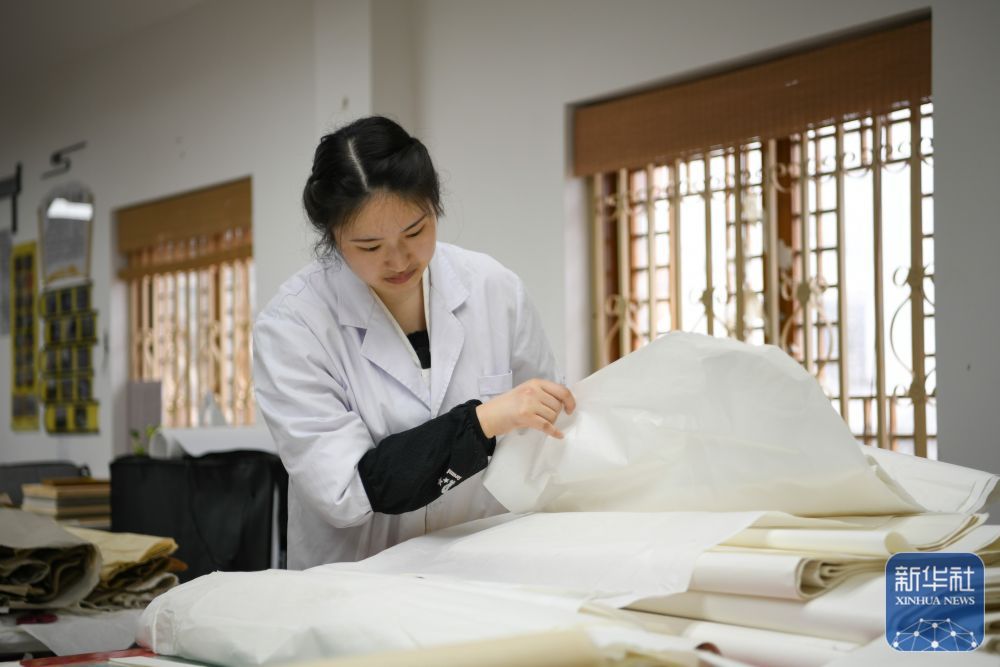 古籍修复师唐陈韵：用指尖修补历史伤痕