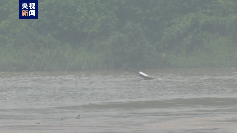 一海船擦碰广东九江大桥防撞墩后沉没 原因或系洪水致船员操作失当