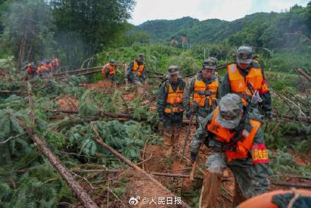 争分夺秒抗洪抢险,广东300名武警战士挺进孤岛打通生命线 争分夺秒抗洪抢险,广东300名武警战士挺进孤岛打通生命线