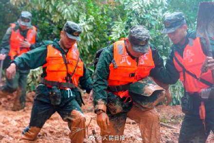 争分夺秒抗洪抢险,广东300名武警战士挺进孤岛打通生命线 争分夺秒抗洪抢险,广东300名武警战士挺进孤岛打通生命线