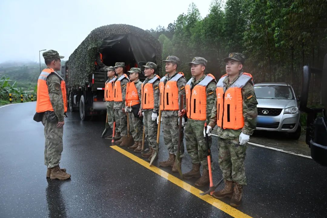 洪水来袭！火箭军官兵闻令而动紧急驰援