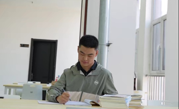 超国家线100多分!脑瘫大学生考研上岸 超国家线100多分!脑瘫大学生考研上岸