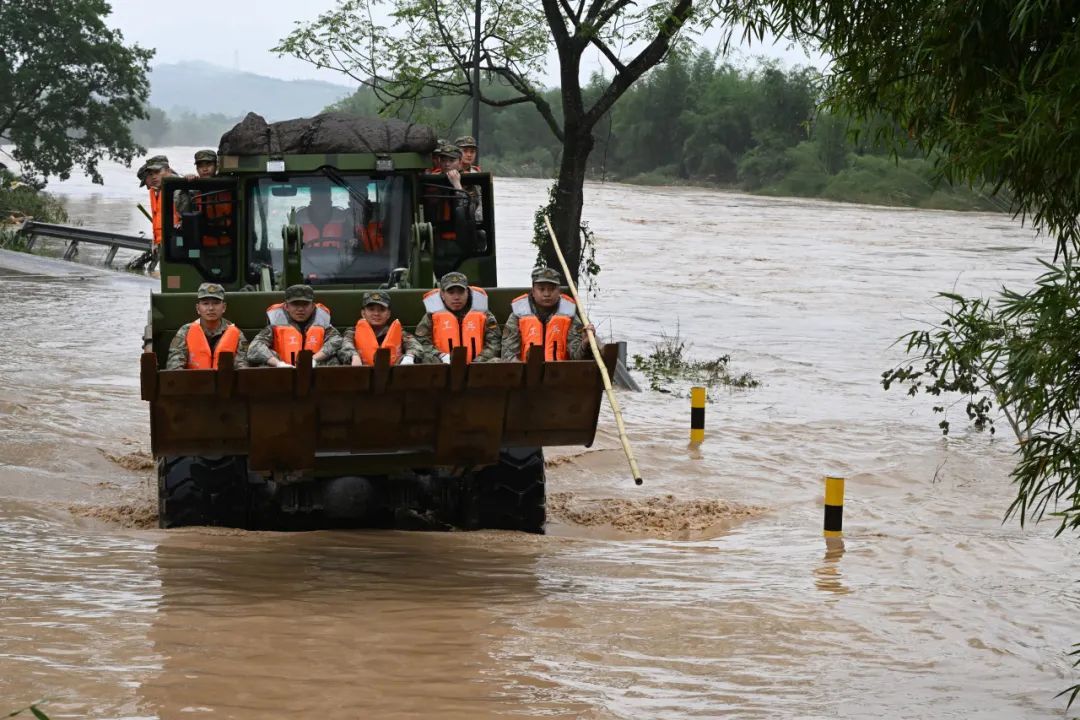 洪水来袭！火箭军官兵闻令而动紧急驰援