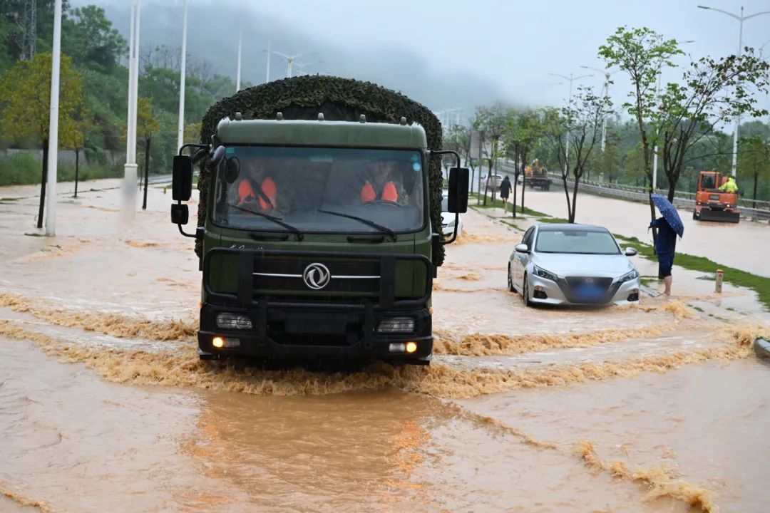 洪水来袭！火箭军官兵闻令而动紧急驰援