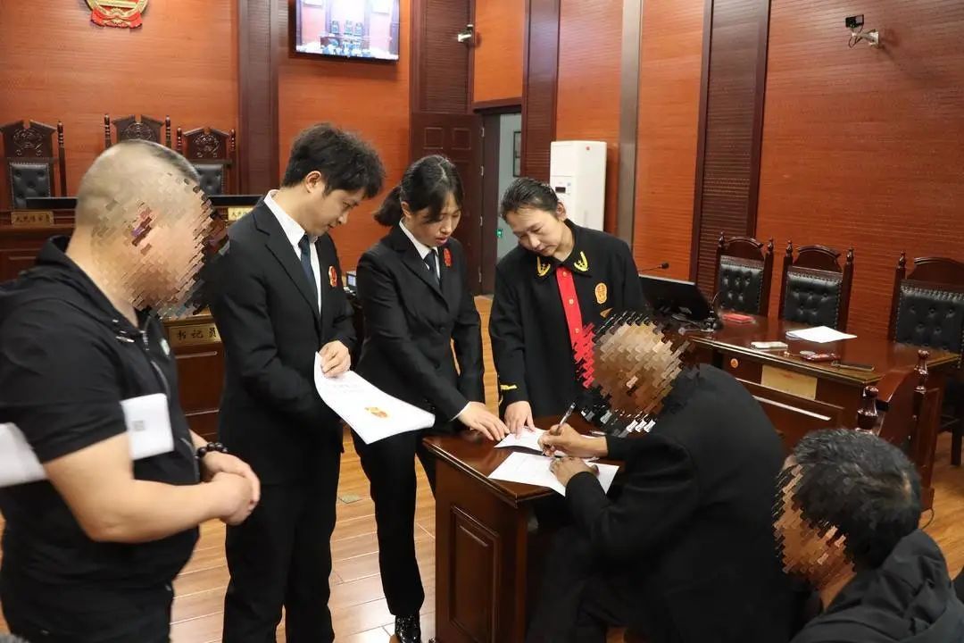 男子醉驾溺亡，家属向两名酒友索赔！法院这样判