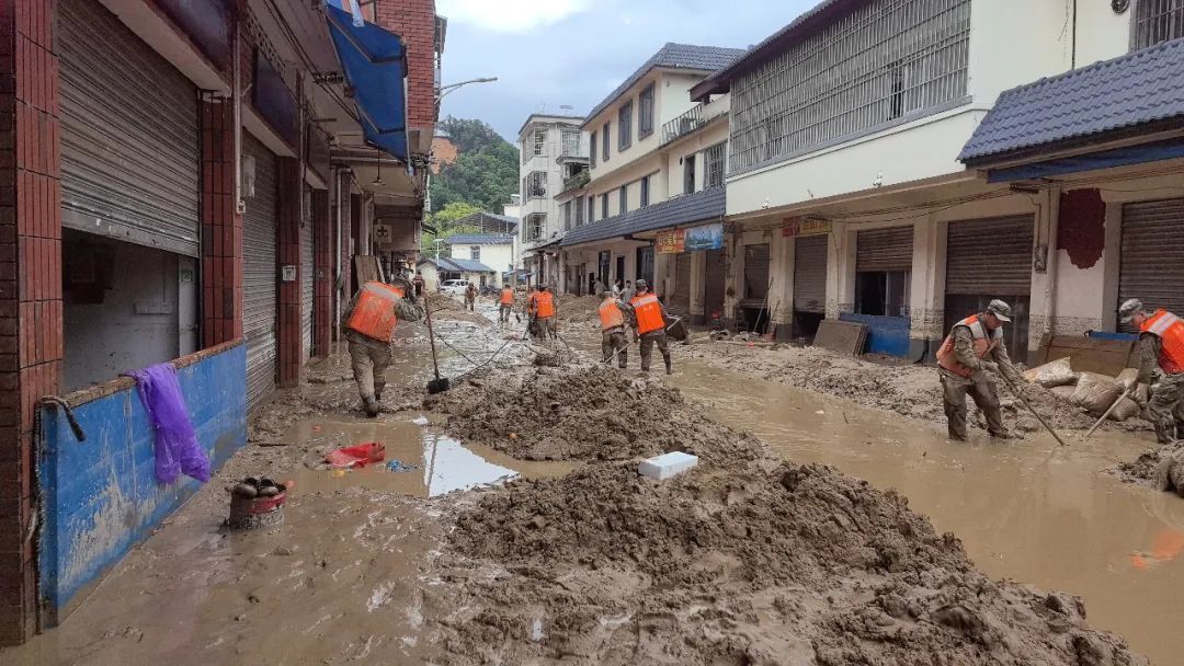 洪水来袭！火箭军官兵闻令而动紧急驰援
