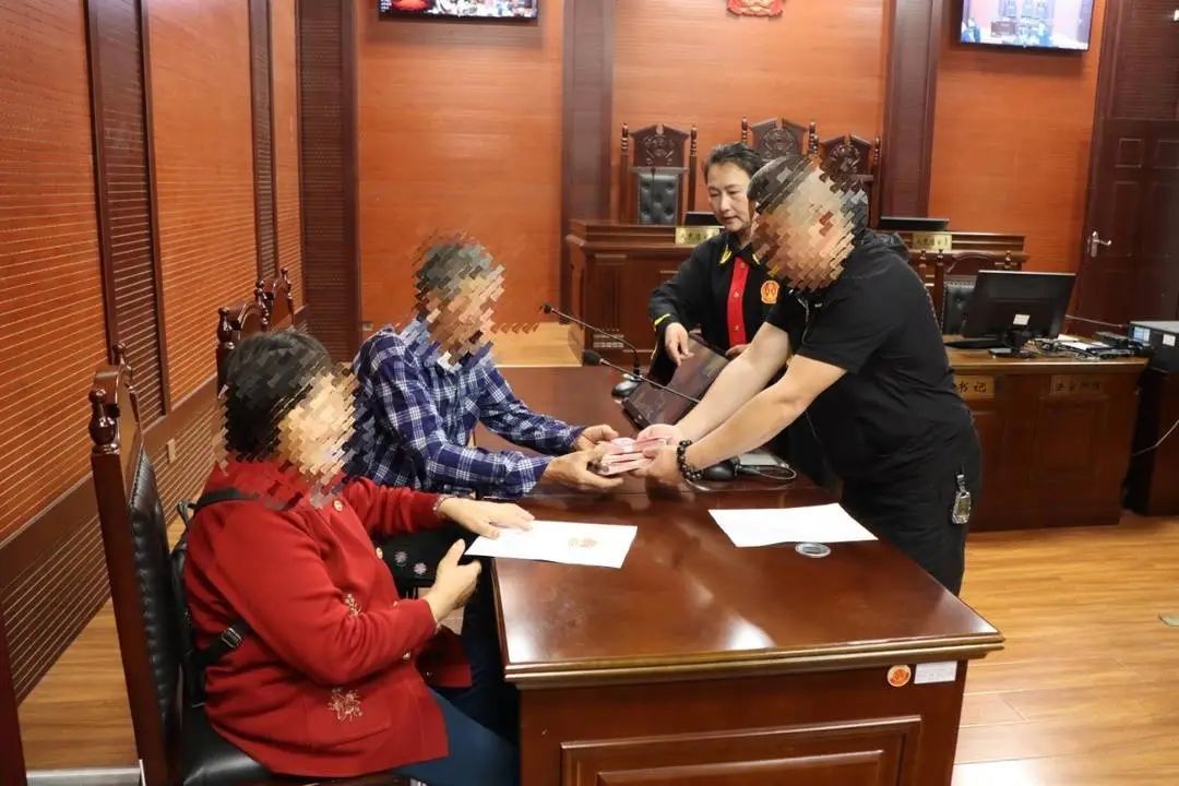 男子醉驾溺亡，家属向两名酒友索赔！法院这样判