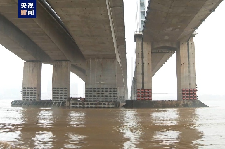 一海船擦碰广东九江大桥防撞墩后沉没 原因或系洪水致船员操作失当
