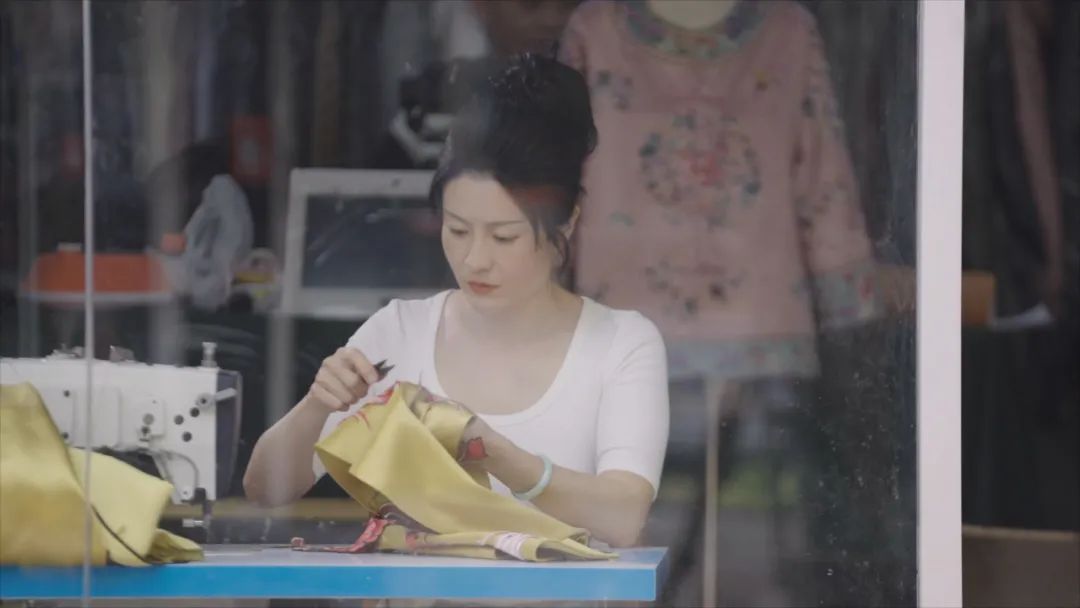 阳台里的直播间，演活了许多人的“红楼梦”