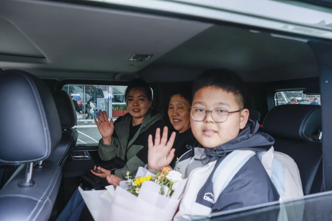 刷优待卡乘车被质疑的男孩，来青岛了！