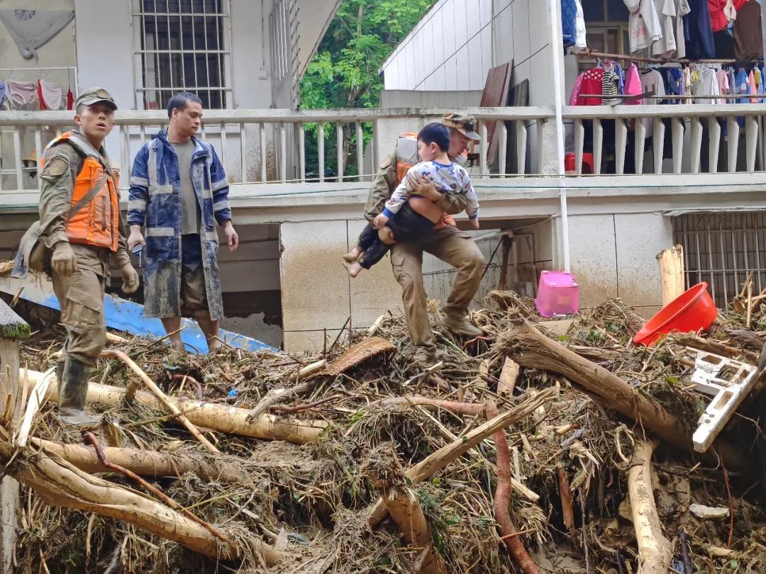 洪水来袭！火箭军官兵闻令而动紧急驰援
