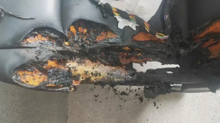 车子在无人使用时自燃，起火原因竟是一根数据线？
