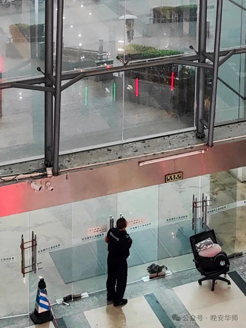 这位保安刷屏了！网友：治愈系大叔，太暖了！