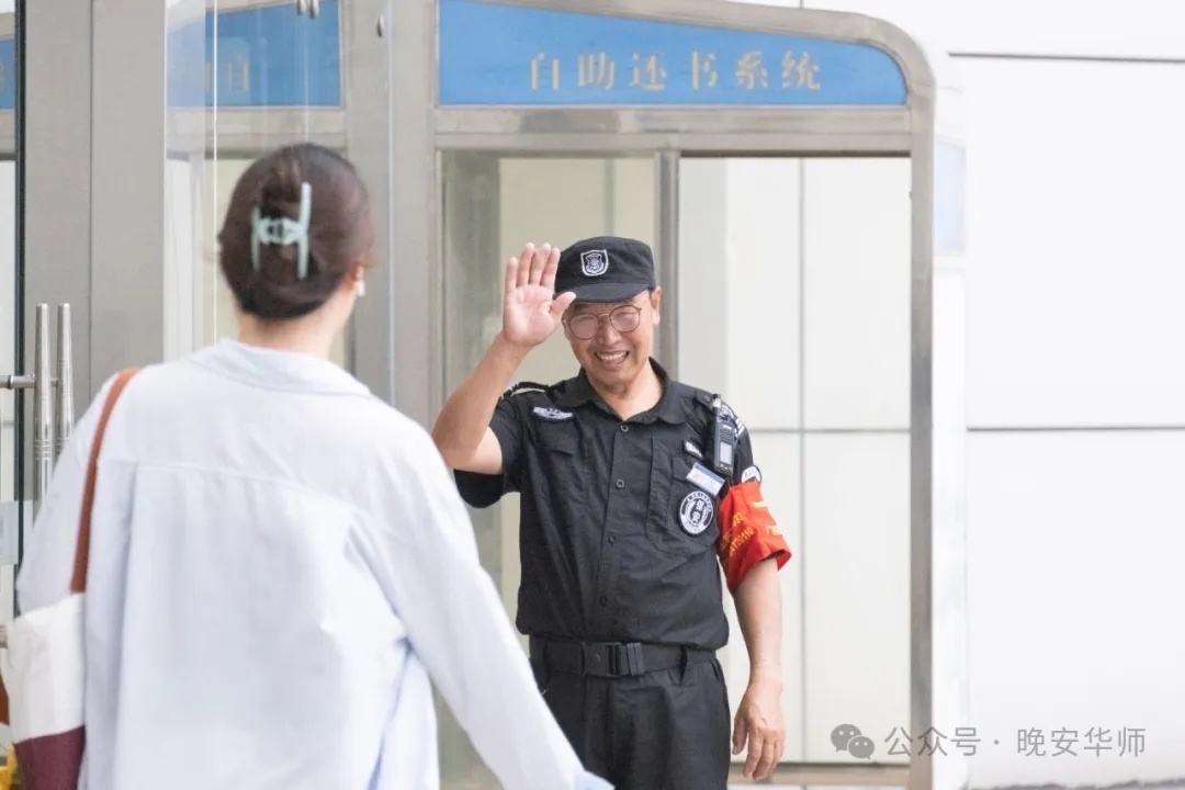 这位保安火了！大学生：为了叔叔多去几次图书馆