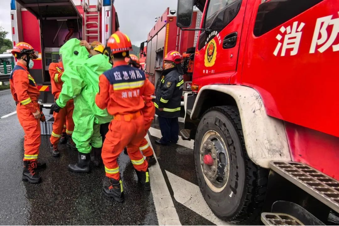 15桶，近4吨...湖南一载有有毒化学品车辆高速上发生泄漏