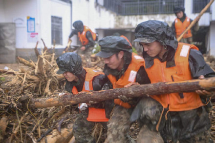 直击广东韶关暴雨抢险救援一线