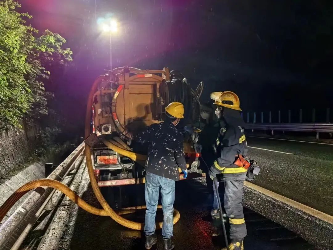 15桶，近4吨...湖南一载有有毒化学品车辆高速上发生泄漏