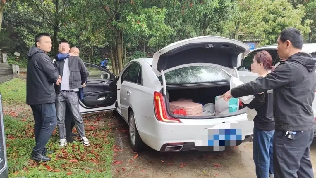 涉毒人员求神拜佛祈平安 随后就被警方“一锅端”